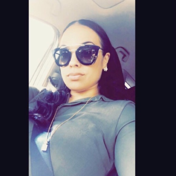 Meet your Posher, Nicole - Picture 1 of 1